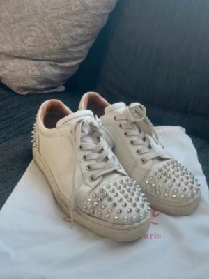 Christian loubitins  - säljer mina snygga loubs som blivit slitnare än när bilden är tagen, fråga därav av bild, har ej löst nu när jag laddar upp annonsen🩷🩷🩷