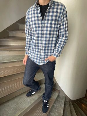 Gant skjorta  - Gant skjorta. Inga defekter. Modellen är 180cm 65kg och bär storlek m.  Fråga gärna frågor! (Kan gå ner mer i pris vid köp av bundles🤩)