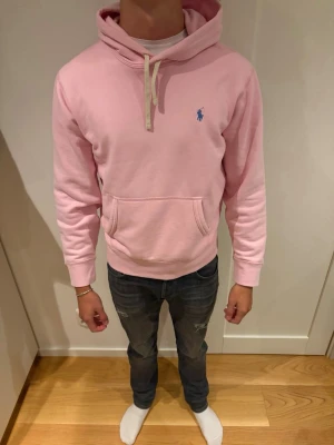 Ralph Lauren hoodie  - Ralph Lauren hoodie i storlek S |   Rosa Ralph Lauren hoodie i nyskick, knappt använd och utan några märken eller skador. |   Modellen på bilderna är ca 180 cm och väger 78 kg. |  Själv klart äkta!!! |   Hör av er vid intresse eller om ni har några frågor!✅