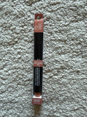 e.l.f. Pout Clout Lip Plumping  - Läppglanspenna från e.l.f. i färgen Just Peachy. Ger en plumpande effekt och har en mjuk persikoton som ger en fräsch finish.