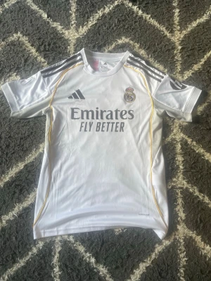 Real Madrid matchtröja Mbappé 10 - Real Madrid fotbollströja med mbappe 10 på ryggen. Helt ny, pris kan diskuteras därför tar jag gärna emot prisförslag 