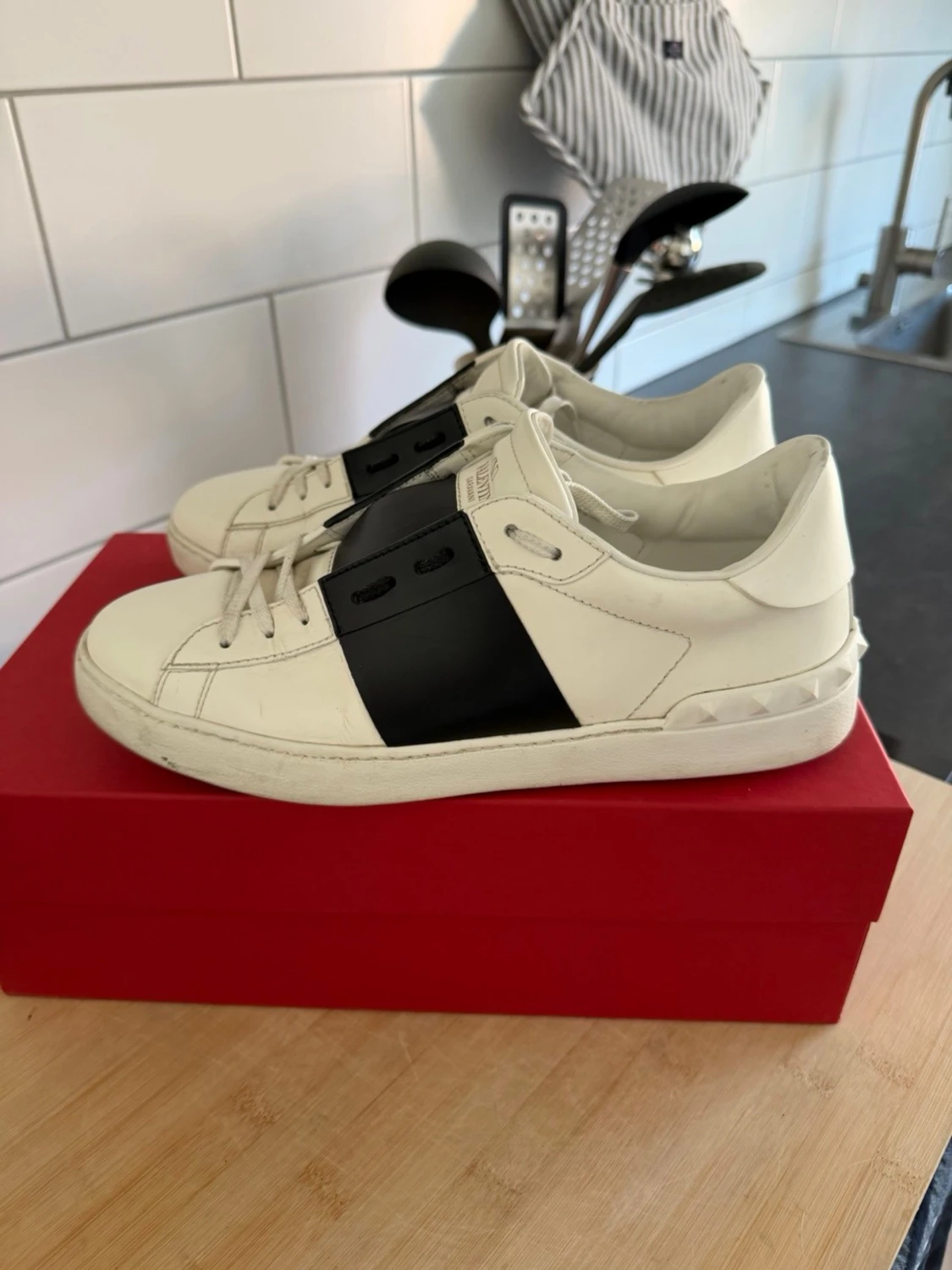 Vita sneakers med svart detalj - 1