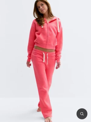 gina sett - Säljer de populära settet från gina. Färg: korallrosa  Stl byxor: XS TALL🤍 Stl hoodie: XXS🤍 Nypris: ca 650 kr Säljer även samma sett i mintblå färg