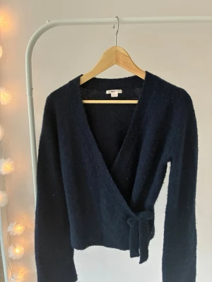 Mörkblå omlottkofta Gina Tricot - Mysig mörkblå stickad omlottkofta från Gina Tricot med knyt.