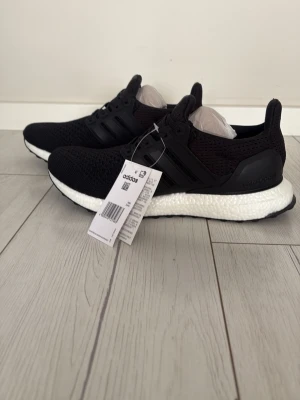 Ultra boost - Jag säljer helt nya svarta ultra boost med tagg de har aldrig använts skriv om ni har några funderingar kring skorna priset är förhandlingsbart