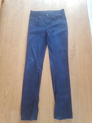 Boomerang Asta jeans stl 30/34 - Snygga mörkblå skinny jeans fr Boomerang. Är lite mörkare i verkligheten. Mycket bra skick. 