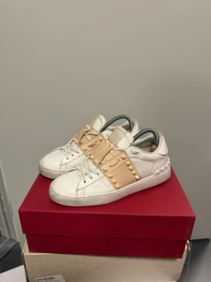 Valentino Skor - Storlek 37 ingen box ingår
