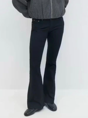 BOOTCUT JEANS - Svarta bootcut jeans. Har inte kommit till användning särskilt mycket och är därför i gott skick. Storlek: 34. Bara lite slitna på baksidan längst ned. Se bild för exakta mått. Skriv gärna vid eventuella frågor:)