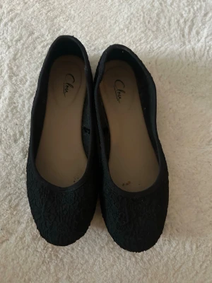 Svarta spetsballerinaskor - Snygga svarta ballerinaskor från skopunkten med spetsdetaljer över hela skon. Skorna har rundad tå och låg sula, vilket ger en klassisk och stilren look. Perfekta för dig som gillar en feminin och enkel stil. Jag har endast använt skorna 1 gång 💕