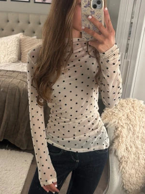 Prickig mesh topp med lång ärm - Säljer en supersnygg boatneck prickig tröja med väldigt skönt material och supersnygg passform💕