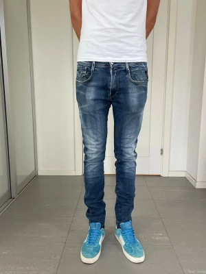 Replay Anbass Hyperflex Jeans - Säljer nu dessa Replay Anbass Hyperflex Jeans  i W32 o L32 med mått ca 37,5 o 105 cm, skriv för fler bilder/frågor🙌🏼