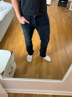 Nudie jeans Grim Tim - Nudie Jeans | Bra skick | Storlek 33/32 | Pris - 549kr | Modellen är ca 180cm lång | Hör av dig vid minsta fråga eller fundering!!