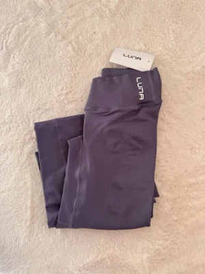Contour flared tights - dusty purple - Säljer 1 par contour flared tights från Luna i färgen dusty purple💜 Endast provade!! Superfina tights, men säljer då jag tyvärr inte tycker att färgen passar mig.