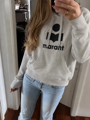 Isabel marant hoodie  - Super snygg och cool isabel marant hoodie utan defekter i ett väldigt fint skick! Försöker frakta samma dag ☺️