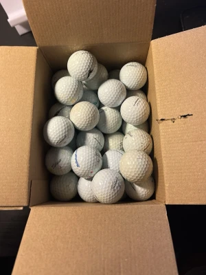 50 prov1 a/b klass  - En hel låda fylld med vita golfbollar från Titleist. Klassisk rund form och tillverkade i slitstarkt material, perfekta för golfbanan eller träning. Säljes i bulk för dig som vill fylla på golfväskan snabbt och smidigt. Både a och b-klass hör av er vid snabbaffär😃
