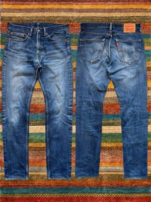 *Slim/Straight* Levi’s 505  - Ett par extremt snygga Levi’s jeans med en trevlig wash! Modellen kallas 505 och är slim/rak! Storlek 31/32, utgå från måtten på sista bilden. Hör av dig vid frågor! 