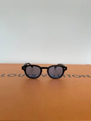 Solglasögon med ljusblått glas - Snygga och trendiga svarta solglasögon med en klassisk form. De har blåa linser och en stilren design som passar perfekt för soliga dagar. ☀️ En tidlös accessoar för den modemedvetna. Skicka 10/10. Priset är inte hugget i sten så skicka gärna prisförslag✅ Skriv vid frågor eller funderingar i DM🍾