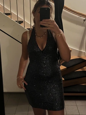 Svart glitterklänning - Jätte passande för nyår då jag hade den. den är halterneck och sitter inte obekvämt