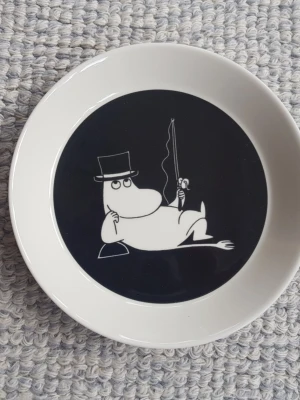 Mumin tallrik Muminpappa - Felfri tallrik med etikett kvar. Säljer fler Mumin så kika gärna på mina övriga annonser också. Packar mycket noggrant. 