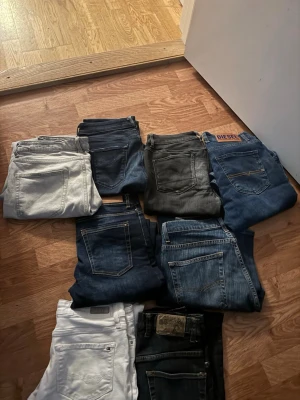 Flera jeans i olika färger och stilar - Säljer ett gäng jeans i olika färger som blå, svart, grå och vit. Några har klassisk denimlook medan andra är mer tvättade eller har en modernare stil. Perfekt för dig som vill variera din outfit med olika jeansmodeller för mer frågor är det bara att skriva via dm för storlek och pris går att diskuteras!