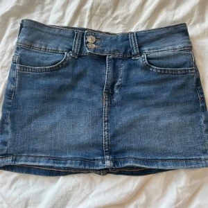 Jeans kjol hm  - Jättefin jeanskjol från hm, använd 2 gånger. 