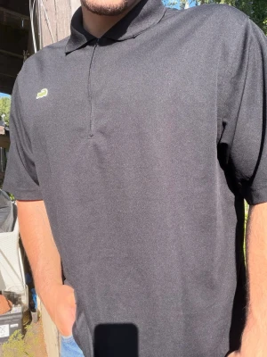 Lacoste sport Pike XL - Jättefin och knapptanvänt pike tröja av Lacoste 