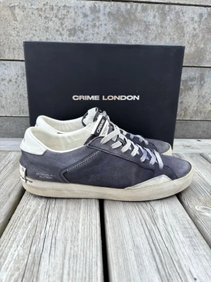 Crime London skor - Crime London skor. Ganska fint skick. Storlek 42. Box följer med. Hör av dig vid minsta fråga!