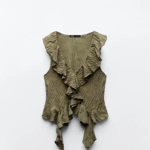 Zara topp - Super snygg Zara topp i khaki färg, för stor storlek för mig så den är helt oanvänd! 💚
