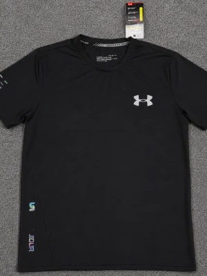 Svart tränings-tshirt Under Armour - Snygg svart tränings-tshirt från Under Armour med rund hals och korta ärmar. Tillverkad i ett lätt och snabbtorkande funktionsmaterial, perfekt för gymmet eller löprundan. Reflekterande logga på bröstet och diskreta detaljer på ärm och nederkant.