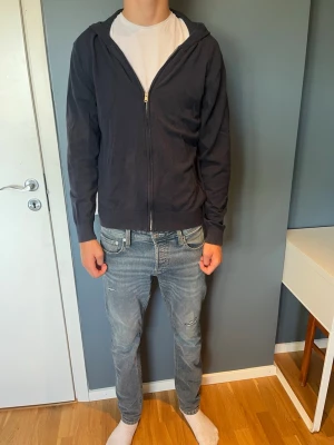  Mörkblå Merino hoodie - Snygg hoodie i merinoull! Den är i bra skick. Det står XL i tröjan men det är barnstorlek. Storleken är egentligen S. 