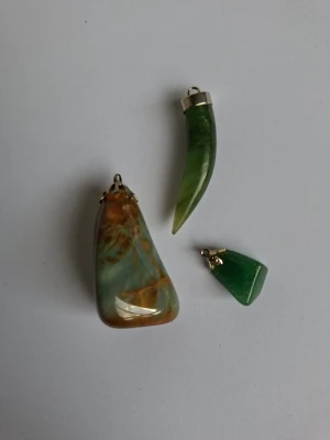 Vintage Jade och Aragonit - 3 stycken i storleken ca 1,5-4,2 cm. Välbehållna från 1970-talet.