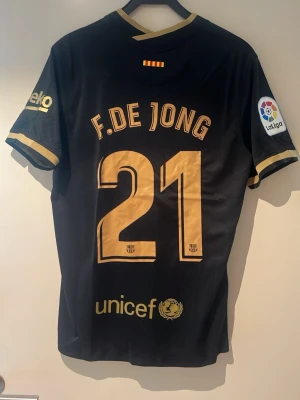 Barcelona F.De Jong - En Barcelona tröja med F. DE Jong storlek L helt ny 