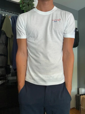 Mc2 Saint Barth T-shirt – Strl M – Vit - Säljer en stilren vit t-shirt från Mc2 Saint Barth med ett diskret broderat motiv på bröstet och logga på ärmen. En premium t-shirt som passar perfekt till både vardag och sommar. Den är i nyskick och storleken är medium men passar även en small. Skriv vid frågor eller bilder.