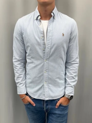 Ralph lauren skjorta | Slimfit - Skick: Mycket bra utan defekter  Färg: Blå/Vit  Storlek: S  Nypris: 1600SEK  Passform: Modellen är 185 cm och väger ca 75 kg och den sitter tajt och för kort  Fraktar oftast samma eller nästa dag 📦