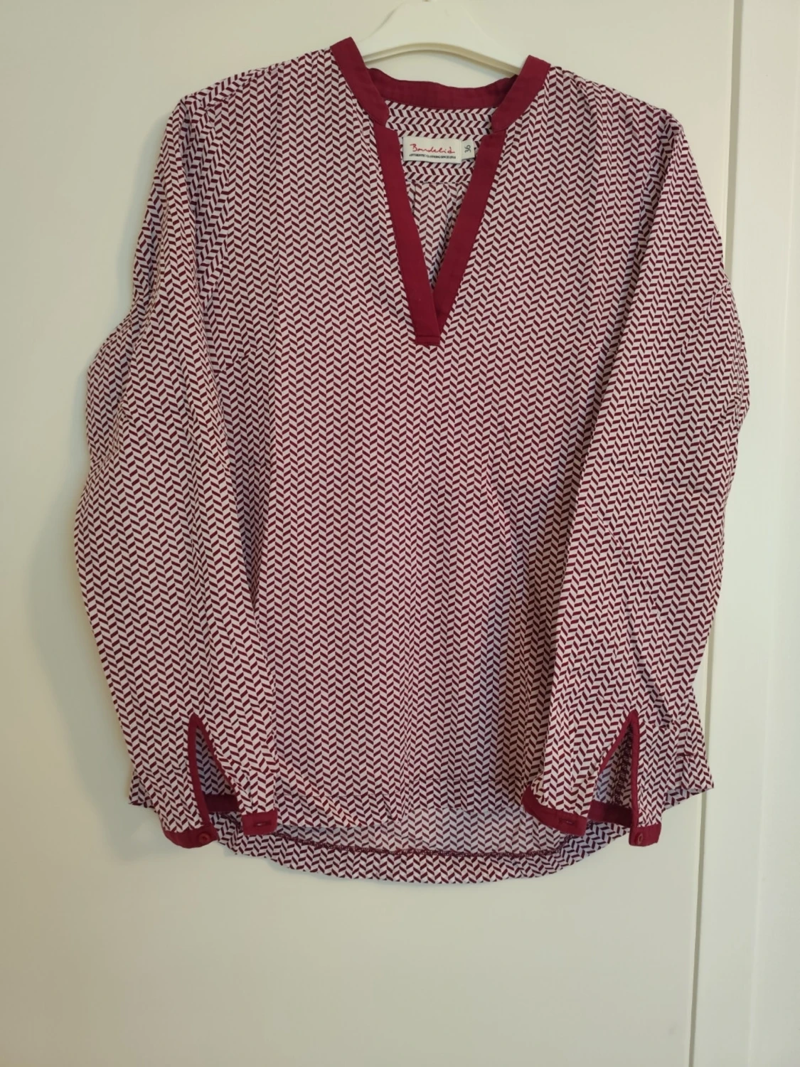 Mönstrad blus med vinröda detaljer - 1