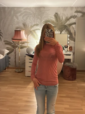 Rosa långärmad topp från Intimissimi - Säljer en enkel och snygg rosa långärmad topp med rund hals. Toppen har en slim passform och är tillverkad i ett mjukt material som sitter skönt mot kroppen. Max använd 1 gång, säljer pågrund av att jag tycker den är lite för stor för mig. ❤️