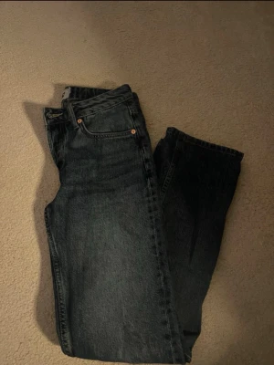 Mörkblå raka jeans - Säljer ett par mörkblå jeans med låg midja, rak passform och knappar ist för dragkedja. Jeansen är lite ljusare än vad bilderna visar, kan skicka mer bilder på hur färgen ser ut privat❣️