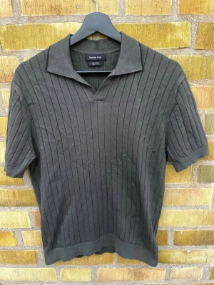 Massimo Dutti pike i mörkgrön  - En bomulls piké från Massimo dutti i mörkgrön. En riktigt snygg o knappast använd. Hör gärna av er!
