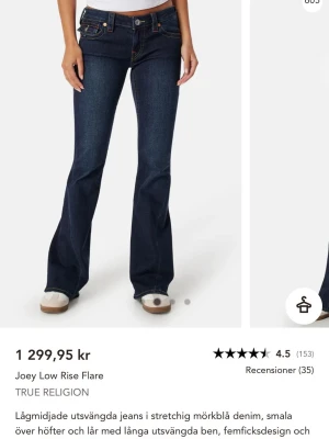 Mörkblå utsvängda jeans True Religion - Snygga lågmidjade jeans i mörkblå stretchig denim från True Religion.  W24 passar mig jätte bra i längden som är 162  har även fixat längden på dom mycket bra skick