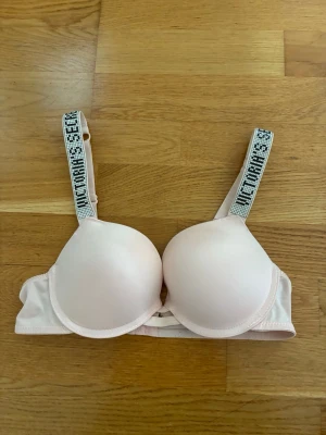 Ljusrosa push-up bh från Victoria’s secret - Säljer två rosa push-up-behåar från Victoria’s Secret. Storlekslappen är bortklippt, men storleken är 75B. Fint skick! 🤍