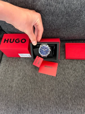 TAR BYTEN. Hugo boss klocka helt ny - Tar byten mot min helt nya 100% äkta Hugo boss klocka med alla tillbehör som fortfarande är inplastad. Helst en annan nice klocka, äkta parfym eller skor, men skriv vad du har att erbjuda( skriv bara om du har nått som du ärligt tror att jag kanske skulle vilja ha) Mvh Noah