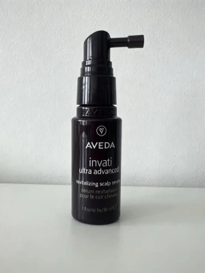 Aveda Invati Ultra Advanced Serum - Aveda Invati Ultra Advanced revitalizing scalp serum i en mörklila plastflaska med praktisk pumpapplikator. Innehåller 30 ml och är framtagen för att vårda och stärka hårbotten. Perfekt för dig som vill boosta hårets hälsa och få en fräsch känsla.
