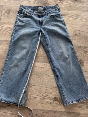 Levis low loose jeans - Säljer ett par blåa Levis low loose i strl W29, längden står med på ena bilden. Knappt använda men säljer då de är för stora. De är uppsydda till mig som är ca 160. Meddela för frågor:)