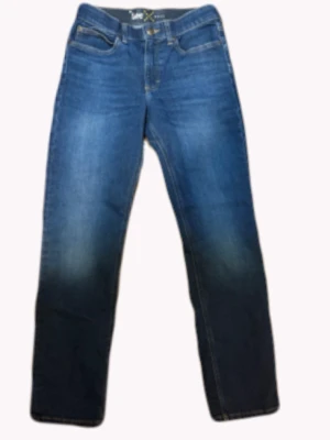 Lee jeans  - Säljer ett par sprillans nya Lee jeans endast testade. Storleken är 29/32. Priset är ej hugget i sten bara att höra av sig vid fundering.