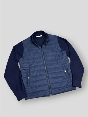 Sayless Merino Cardigan Zip Jacket - Sayless Merino Cardigan Zip Jacket | Färg: Marinblå (Navy) | Material: Premium ullmix (98% ull, 2% nylon) med foder i polyester | Skick: Mycket fint | Nypris: 1299 kr | Storlek: L på lappen (Sitter väldigt liten i storleken och passar bäst dig som vanligtvis bär S) | Hör av dig vid minsta fundering eller fråga 📦