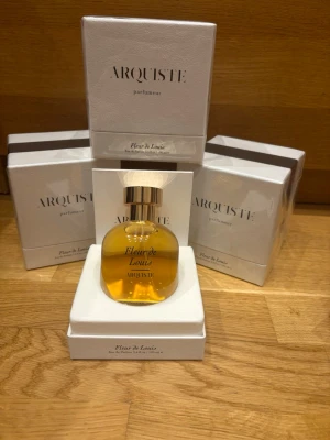 Arquiste parfym Fleur de Louis & Anima Dulcis - Två exklusiva parfymer från Arquiste: Fleur de Louis med gyllene vätska och Anima Dulcis med djup röd ton. Båda flaskorna har rundad form och elegant guldfärgad kork. Kommer i stilrena vita förpackningar med subtil text. Perfekt för dig som gillar lyxiga dofter. De finns för både män och kvinnor parfymer 