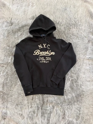 Ralph Lauren hoodie - Säljer denna sällsynta och mycket eftertraktade Ralph Lauren hoodie | Storlek S | Skick 8/10 | Vid eventuella frågor hör gärna av dig och erbjuder bra pris vid köp av bundle 😁✅