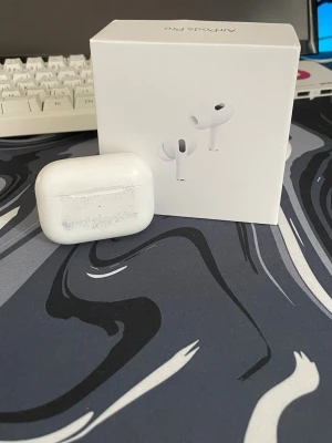 KOLLA BESKRIVNING  Riktiga Airpods - Mina fina airpods pro 2 köptes för mindre än ett år sen. Problemet är att jag har råkad tvätta dom så att dom ser ut som dom gör och allt funkar inte perfekt. Lite ser man på bilderna men det andra är att den visar falskt batteri på mobilen fast batteriet är väldigt bra och så är anc inte så bra längre. darför säljs dom billigt. Man kan pruta för jag behöver inte dom längre