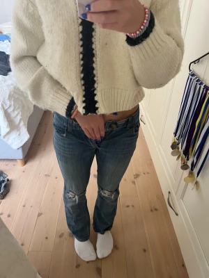 Blå bootcut jeans med slitningar - Säljer ett par blå bootcut jeans med slitningar på knäna och klassiska fickor både fram och bak. Storlek 152 . 36 cm tvärs över midja, skriv för med detaljer. BRA SKICK ⭐️🩷