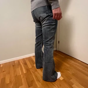 Gråblå bootcut jeans med låg midja  - Jättesnygga utsvängda jeans med låg midja från Weekday i modellen ”Flame”. Aldrig använda, endast tvättade. Jeansen är uppsydda för någon som är runt 167cm🩵